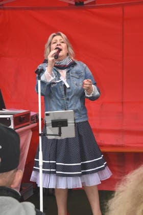 Dr Evelin Menges Stadtraetin Stefen Nana Saengerin Nana Mouskuri Duoble Tanja Steiling Saengerin Hamburger Fischmarkt Linda Jo Rizzo Saengerin Stefan Wolter Hamburger Fischmarkt Moderator Muenchen 14.05.2026 Wittelsbacherplatz Hamburger Fischmarkt Eroeffnung Foto Muenchen