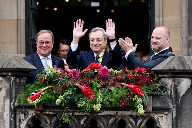 Politiker Armin Laschet (CDU), Wirtschaftswissenschaftler und Preisträger Mario Draghi, ehemaliger Chef der EZB, und Aachens Oberbürgermeister Michael Ziemons (CDU) bei der Verleihung des Internationalen Karlspreis zu Aachen 2026. Aachen, 14.05.2026 NRW Deutschland Copyright: xChristophxHardtx