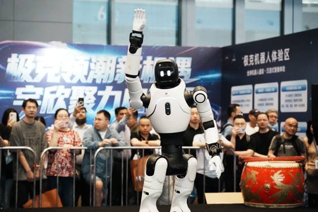 China Humanoid Expo A humanoid robot interacts with the audience at at an expo of humanoid technology in Hangzhou in eastern China s Zhejiang province, Thursday, May 14, 2026., Credit:LONG WEI Utuku Feature China Avalon CHINA, ZHEJIANG, HANGZHOU  Copyright: xLONGxWEIx xUtuku FeaturexChinax xAvalonx 1098930986
