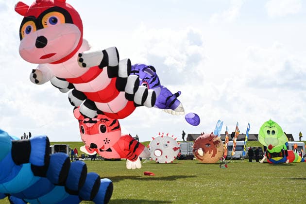 Größte Drachenfestival an der Nordseeküste. Das Drachenfest in Norddeichist das größte Drachenfestivals an der Nordseeküste und ist ein Highlight über das Himmelfahrtswochenende in Ostfriesland. Am Grünstrand von Norddeich erwartet Besucher ein farbenfrohes Himmelsspektakel mit Großdrachen, Showkites und beeindruckenden Flugshows internationaler Drachensportler vor der einzigartigen Kulisse der Nordsee. Norddeich Niedersachsen Deutschland