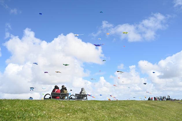 Größte Drachenfestival an der Nordseeküste. Das Drachenfest in Norddeichist das größte Drachenfestivals an der Nordseeküste und ist ein Highlight über das Himmelfahrtswochenende in Ostfriesland. Am Grünstrand von Norddeich erwartet Besucher ein farbenfrohes Himmelsspektakel mit Großdrachen, Showkites und beeindruckenden Flugshows internationaler Drachensportler vor der einzigartigen Kulisse der Nordsee. Norddeich Niedersachsen Deutschland