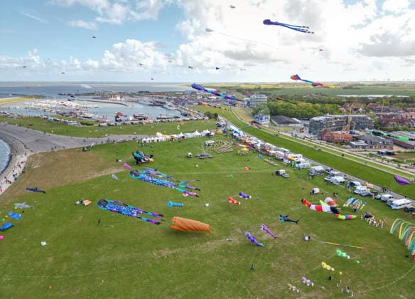 Größte Drachenfestival an der Nordseeküste. Das Drachenfest in Norddeichist das größte Drachenfestivals an der Nordseeküste und ist ein Highlight über das Himmelfahrtswochenende in Ostfriesland. Am Grünstrand von Norddeich erwartet Besucher ein farbenfrohes Himmelsspektakel mit Großdrachen, Showkites und beeindruckenden Flugshows internationaler Drachensportler vor der einzigartigen Kulisse der Nordsee. Norddeich Niedersachsen Deutschland
