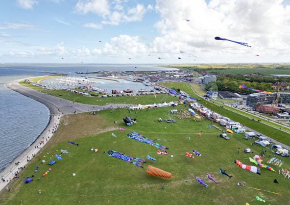 Größte Drachenfestival an der Nordseeküste. Das Drachenfest in Norddeichist das größte Drachenfestivals an der Nordseeküste und ist ein Highlight über das Himmelfahrtswochenende in Ostfriesland. Am Grünstrand von Norddeich erwartet Besucher ein farbenfrohes Himmelsspektakel mit Großdrachen, Showkites und beeindruckenden Flugshows internationaler Drachensportler vor der einzigartigen Kulisse der Nordsee. Norddeich Niedersachsen Deutschland