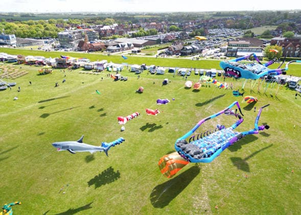 Größte Drachenfestival an der Nordseeküste. Das Drachenfest in Norddeichist das größte Drachenfestivals an der Nordseeküste und ist ein Highlight über das Himmelfahrtswochenende in Ostfriesland. Am Grünstrand von Norddeich erwartet Besucher ein farbenfrohes Himmelsspektakel mit Großdrachen, Showkites und beeindruckenden Flugshows internationaler Drachensportler vor der einzigartigen Kulisse der Nordsee. Norddeich Niedersachsen Deutschland