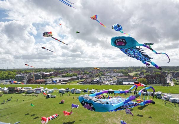Größte Drachenfestival an der Nordseeküste. Das Drachenfest in Norddeichist das größte Drachenfestivals an der Nordseeküste und ist ein Highlight über das Himmelfahrtswochenende in Ostfriesland. Am Grünstrand von Norddeich erwartet Besucher ein farbenfrohes Himmelsspektakel mit Großdrachen, Showkites und beeindruckenden Flugshows internationaler Drachensportler vor der einzigartigen Kulisse der Nordsee. Norddeich Niedersachsen Deutschland