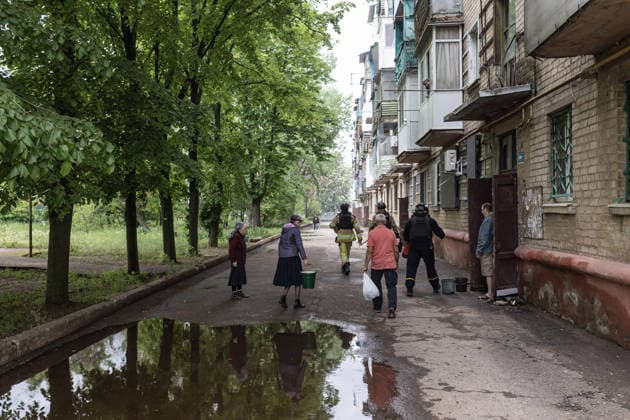 Aftermath of Russian attack on Druzhkivka DRUZHKIVKA, UKRAINE - MAY 14: Residents and Ukrainian firefighters put out a fire after a Russian FPV drone struck a residential building in Druzhkivka, Ukraine, on 14 May 2026. Diego Herrera Carcedo Anadolu Druzhkivka Ukraine. Editorial use only. Please get in touch for any other usage.  Copyright: x2026xAnadoluxDiegoxHerreraxCarcedox
