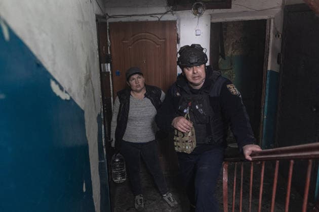 Aftermath of Russian attack on Druzhkivka DRUZHKIVKA, UKRAINE - MAY 14: Residents and Ukrainian firefighters put out a fire after a Russian FPV drone struck a residential building in Druzhkivka, Ukraine, on 14 May 2026. Diego Herrera Carcedo Anadolu Druzhkivka World. Editorial use only. Please get in touch for any other usage.  Copyright: x2026xAnadoluxDiegoxHerreraxCarcedox