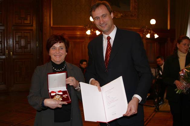 Wien, 29.01.2003 - Überreichung - Goldene Ehrenzeichens für Verdienste um das Land Wien an Valie EXPORT durch Andreas MAILATH POKORNY