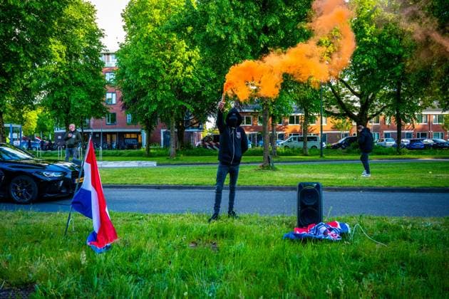 LOOSDRECHT - A demonstration against the emergency shelter for asylum seekers in the town hall. Since an arson attack on the town hall, an emergency ordinance and a ban on gatherings have been in effect. There have been repeated demonstrations against the emergency shelter, where the first asylum seekers have since moved in. JOSH WALET ANP netherlands out - belgium out  Copyright: xx x558292493x originalFilename: 558292493.jpg