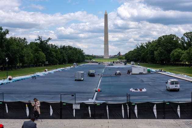 May 14, 2026, Washington, Dc, United States: Contractors continue work on the Lincoln Memorial Reflecting Pool applying a sealant as part of President TrumpÃ¢â‚¬â ¢s renovations to Washington, District of Columbia on May 14, 2026. Washington United States  - ZUMAl312 20260514_znp_l312_001 Copyright: xAndrewxLeydenx