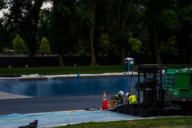May 14, 2026, Washington, Dc, United States: Contractors continue work on the Lincoln Memorial Reflecting Pool applying a sealant as part of President TrumpÃ¢â‚¬â ¢s renovations to Washington, District of Columbia on May 14, 2026. Washington United States  - ZUMAl312 20260514_znp_l312_013 Copyright: xAndrewxLeydenx