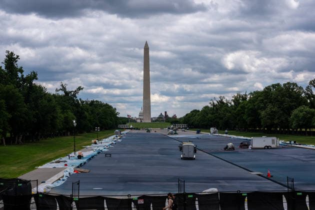 May 14, 2026, Washington, Dc, United States: Contractors continue work on the Lincoln Memorial Reflecting Pool applying a sealant as part of President TrumpÃ¢â‚¬â ¢s renovations to Washington, District of Columbia on May 14, 2026. Washington United States  - ZUMAl312 20260514_znp_l312_014 Copyright: xAndrewxLeydenx