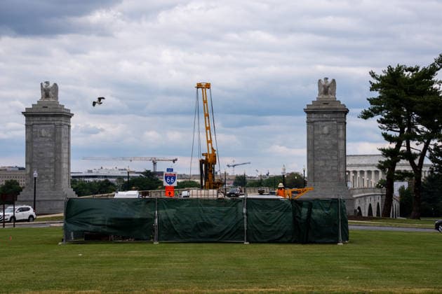 May 14, 2026, Arlington, Va, United States: Contractors have start preparation work for President Donald TrumpÃ¢â‚¬â ¢s proposed new arch in Washington, D.C. on May 14, 2026. Arlington United States  - ZUMAl312 20260514_znp_l312_028 Copyright: xAndrewxLeydenx