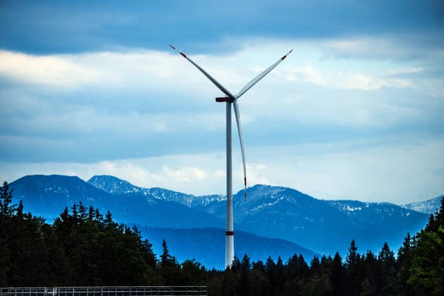 Einsames bayerisches Windrad vor Alpenpanorama, Blick von Sauerlach nach Süden in Richtung Alpen, Bayern liegt beim Ausbau von Windkraft hinter anderen Bundesländern zurück, Sauerlach, Mai 2026 Deutschland, Sauerlach, Mai 2026, einsames bayerisches Windrad vor Alpenpanorama, Blick von Sauerlach nach Süden, in Richtung Alpen, Bayern liegt beim Ausbau von Windkraft hinter anderen Bundesländern zurück, neues Windrad im Hofoldinger Forst, Windkraft, Windenergie, Windenergieanlage, erneuerbare Energien, Energiewende, Stromerzeugung, bayerisch, Bayern