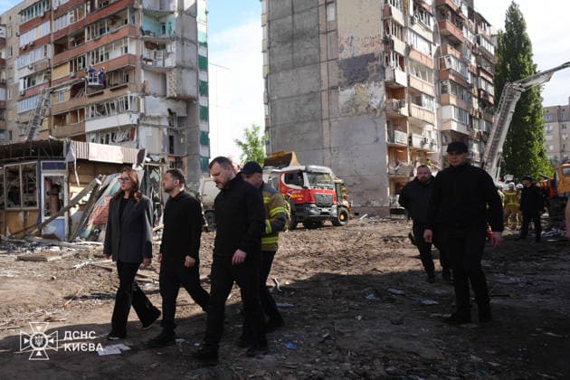 Ukrainian President Volodymyr Zelenskyy KYIV, UKRAINE - MAY 15: (----EDITORIAL USE ONLY - MANDATORY CREDIT - UKRAINIAN PRESIDENCY HANDOUT - NO MARKETING NO ADVERTISING CAMPAIGNS - DISTRIBUTED AS A SERVICE TO CLIENTS----) Ukrainian President Volodymyr Zelenskyy (L) pays tribute to the victims at the site of a nine-story residential building partially destroyed by a Russian missile strike in Kyiv, Ukraine on May 15, 2026. Following a search and rescue operation, officials confirmed that the death toll has risen to 24, including three children, while 48 others remain injured. Ukrainian Presidency Handout Anadolu Kyiv Ukraine. Editorial use only. Please get in touch for any other usage.  Copyright: x2026xAnadoluxUkrainianxPresidencyx xHandoutx