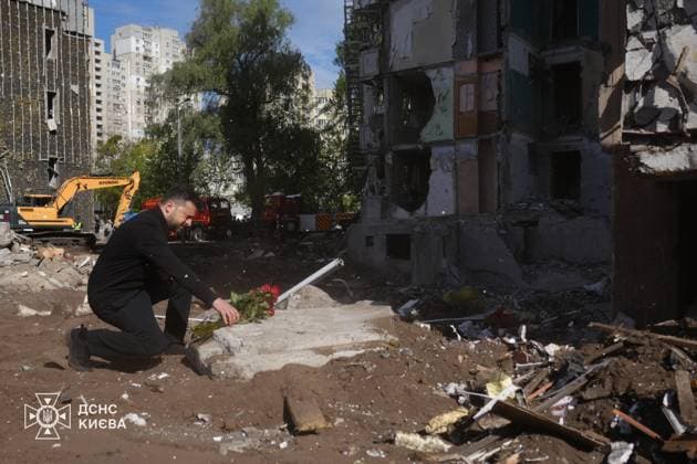 Ukrainian President Volodymyr Zelenskyy KYIV, UKRAINE - MAY 15: (----EDITORIAL USE ONLY - MANDATORY CREDIT - UKRAINIAN PRESIDENCY HANDOUT - NO MARKETING NO ADVERTISING CAMPAIGNS - DISTRIBUTED AS A SERVICE TO CLIENTS----) Ukrainian President Volodymyr Zelenskyy (L) pays tribute to the victims at the site of a nine-story residential building partially destroyed by a Russian missile strike in Kyiv, Ukraine on May 15, 2026. Following a search and rescue operation, officials confirmed that the death toll has risen to 24, including three children, while 48 others remain injured. Ukrainian Presidency Handout Anadolu Kyiv Ukraine. Editorial use only. Please get in touch for any other usage.  Copyright: x2026xAnadoluxUkrainianxPresidencyx xHandoutx