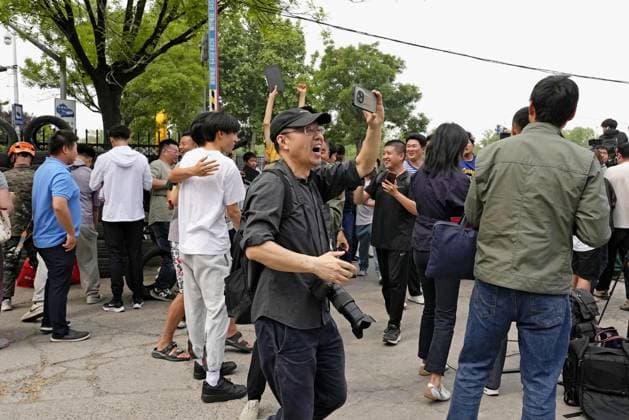 U.S. President Trump departs Beijing People gather to watch Air Force One carrying U.S. President Donald Trump take off from an airport in Beijing on May 15, 2026, following his state visit to China for a summit with Chinese President Xi Jinping.  A14AA0005560766P