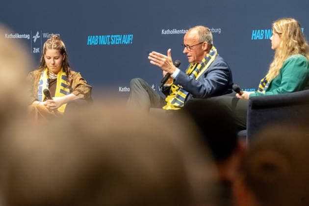 Bundeskanzler Friedrich Merz, CDU, im Gespräch mit jungen Menschen, Podiumsdiskussion unter dem Motto: Gemeinsam Zukunft gestalten, Congress Centrum, 104. Deutscher Katholikentag, Würzburg, 15. Mai 2026 Deutschland, Würzburg, 15. Mai 2026, Bundeskanzler Friedrich Merz, CDU, im Gespräch mit jungen Menschen, her mit Amy Kirchhoff, Generalsekretärin der Bundesschülerkonferenz (links) und Lisa Quarch, Geistliche Leiterin des Bunds der Katholischen Jugend BDKJ, Podiumsdiskussion unter dem Motto: Gemeinsam Zukunft gestalten, Congress Centrum, Franconia Saal, 104. Deutscher Katholikentag, das Motto des Kirchentags lautet: Hab Mut, steh auf!, katholische Kirche, Demokratie, Jugend, Bayern