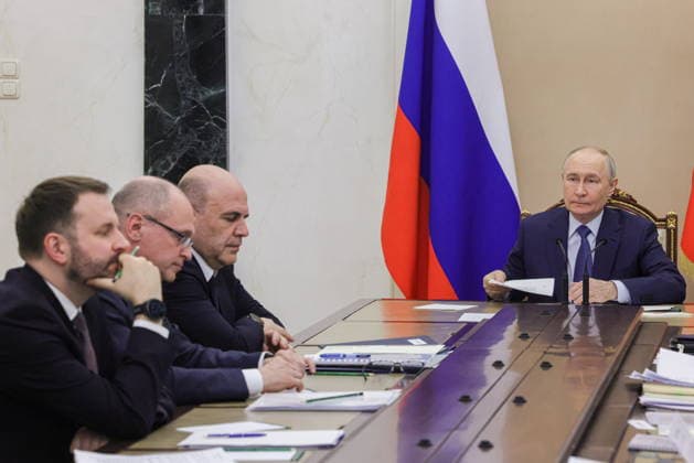 RUSSIA, MOSCOW - MAY 15, 2026: Russia s President Vladimir Putin (R) holds a meeting on economic issues at Moscow s Kremlin. Mikhail Metzel Russian Presidential Press and Information Office TASS  92505519