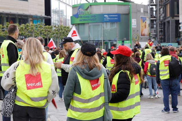 Ohne uns kein Geschäft 15.05.2026 Bundesweiter Streik im Handel - Erster Streik für mehr angemessenen Lohn in der Tarifrunde in Hessen in Frankfurt (und Kassel) mit Demonstrationszug vom DGB-Haus zur Kundgebung an der Hauptwache Frankfurt Main Hessen Deutschland