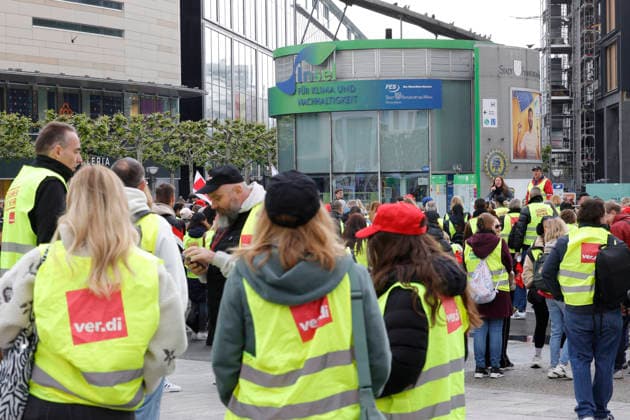 Ohne uns kein Geschäft 15.05.2026 Bundesweiter Streik im Handel - Erster Streik für mehr angemessenen Lohn in der Tarifrunde in Hessen in Frankfurt (und Kassel) mit Demonstrationszug vom DGB-Haus zur Kundgebung an der Hauptwache Frankfurt Main Hessen Deutschland