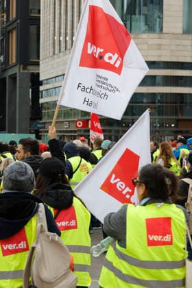 Ohne uns kein Geschäft 15.05.2026 Bundesweiter Streik im Handel - Erster Streik für mehr angemessenen Lohn in der Tarifrunde in Hessen in Frankfurt (und Kassel) mit Demonstrationszug vom DGB-Haus zur Hauptwache Frankfurt Main Hessen Deutschland