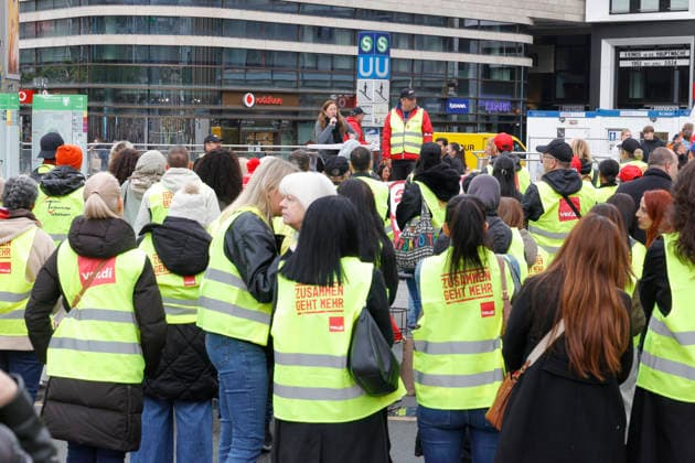 Ohne uns kein Geschäft 15.05.2026 Bundesweiter Streik im Handel - Erster Streik für mehr angemessenen Lohn in der Tarifrunde in Hessen in Frankfurt (und Kassel) mit Demonstrationszug vom DGB-Haus zur Kundgebung an der Hauptwache hier Gastrednerin Janine Wissler (Die Linke) Frankfurt Main Hessen Deutschland