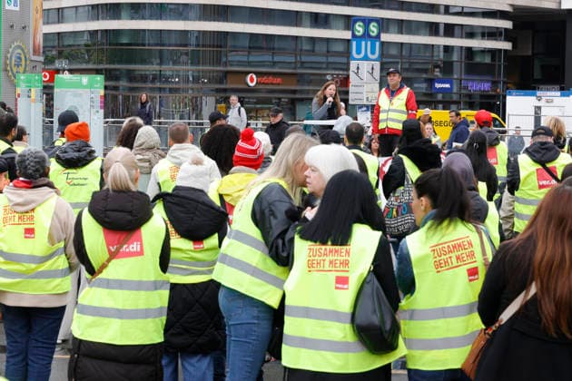 Ohne uns kein Geschäft 15.05.2026 Bundesweiter Streik im Handel - Erster Streik für mehr angemessenen Lohn in der Tarifrunde in Hessen in Frankfurt (und Kassel) mit Demonstrationszug vom DGB-Haus zur Kundgebung an der Hauptwache hier Gastrednerin Janine Wissler (Die Linke) Frankfurt Main Hessen Deutschland