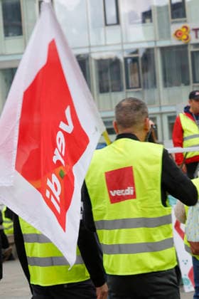 Ohne uns kein Geschäft 15.05.2026 Bundesweiter Streik im Handel - Erster Streik für mehr angemessenen Lohn in der Tarifrunde in Hessen in Frankfurt (und Kassel) mit Demonstrationszug vom DGB-Haus zur Hauptwache Frankfurt Main Hessen Deutschland