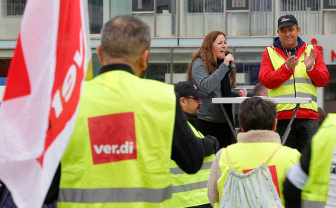 Ohne uns kein Geschäft 15.05.2026 Bundesweiter Streik im Handel - Erster Streik für mehr angemessenen Lohn in der Tarifrunde in Hessen in Frankfurt (und Kassel) mit Demonstrationszug vom DGB-Haus zur Kundgebung an der Hauptwache hier Gastrednerin Janine Wissler (Die Linke) Frankfurt Main Hessen Deutschland