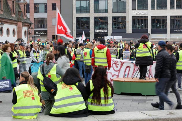 Ohne uns kein Geschäft 15.05.2026 Bundesweiter Streik im Handel - Erster Streik für mehr angemessenen Lohn in der Tarifrunde in Hessen in Frankfurt (und Kassel) mit Demonstrationszug vom DGB-Haus zur Kundgebung an der Hauptwache Frankfurt Main Hessen Deutschland