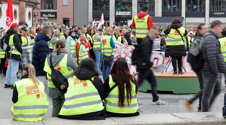 Ohne uns kein Geschäft 15.05.2026 Bundesweiter Streik im Handel - Erster Streik für mehr angemessenen Lohn in der Tarifrunde in Hessen in Frankfurt (und Kassel) mit Demonstrationszug vom DGB-Haus zur Kundgebung an der Hauptwache Frankfurt Main Hessen Deutschland