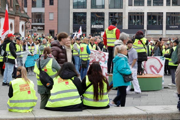Ohne uns kein Geschäft 15.05.2026 Bundesweiter Streik im Handel - Erster Streik für mehr angemessenen Lohn in der Tarifrunde in Hessen in Frankfurt (und Kassel) mit Demonstrationszug vom DGB-Haus zur Kundgebung an der Hauptwache Frankfurt Main Hessen Deutschland