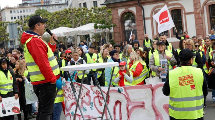 Ohne uns kein Geschäft 15.05.2026 Bundesweiter Streik im Handel - Erster Streik für mehr angemessenen Lohn in der Tarifrunde in Hessen in Frankfurt (und Kassel) mit Demonstrationszug vom DGB-Haus zur Kundgebung an der Hauptwache Frankfurt Main Hessen Deutschland