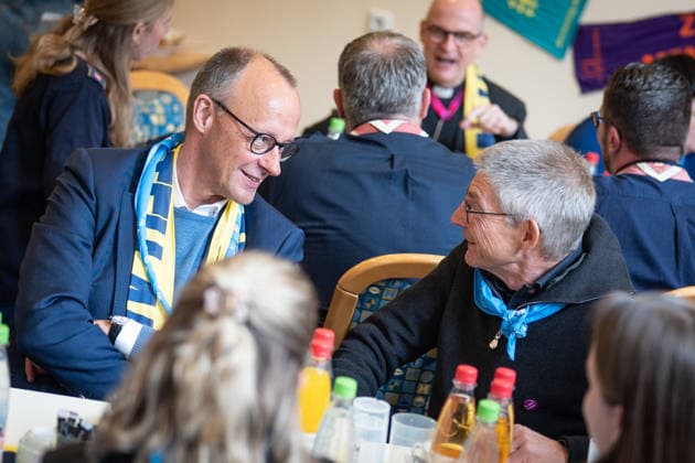 Katholikentag 2026 in Würzburg Bundeskanzler bei der Helfendenverpflegung;Bundeskanzler Friedrich Merz besucht den Katholikentag und nimmt an der Verpflegung der freiwilligen Helfer teil, Würzburg Bayern Deutschland Erinnerungsort ILBA