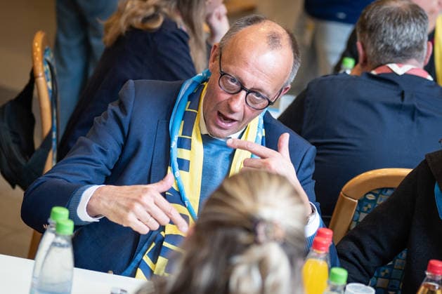 Katholikentag 2026 in Würzburg Bundeskanzler bei der Helfendenverpflegung;Bundeskanzler Friedrich Merz besucht den Katholikentag und nimmt an der Verpflegung der freiwilligen Helfer teil, Würzburg Bayern Deutschland Erinnerungsort ILBA