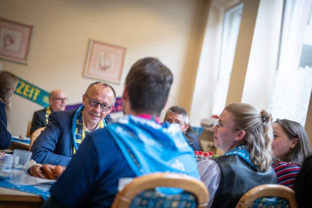 Katholikentag 2026 in Würzburg Bundeskanzler bei der Helfendenverpflegung;Bundeskanzler Friedrich Merz besucht den Katholikentag und nimmt an der Verpflegung der freiwilligen Helfer teil, Würzburg Bayern Deutschland Erinnerungsort ILBA