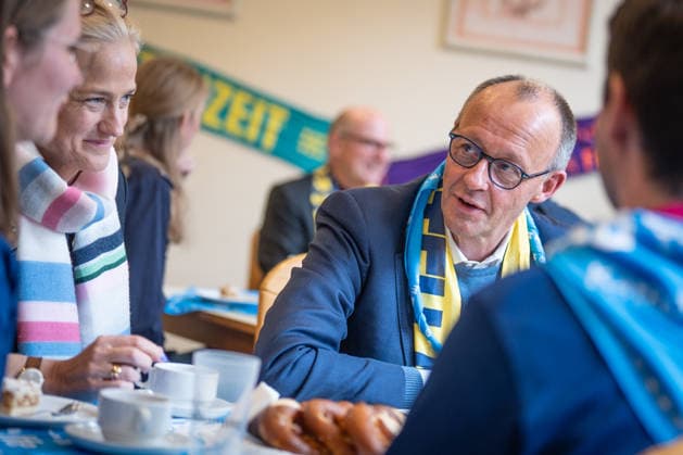 Katholikentag 2026 in Würzburg Bundeskanzler bei der Helfendenverpflegung;Bundeskanzler Friedrich Merz besucht den Katholikentag und nimmt an der Verpflegung der freiwilligen Helfer teil, Würzburg Bayern Deutschland Erinnerungsort ILBA