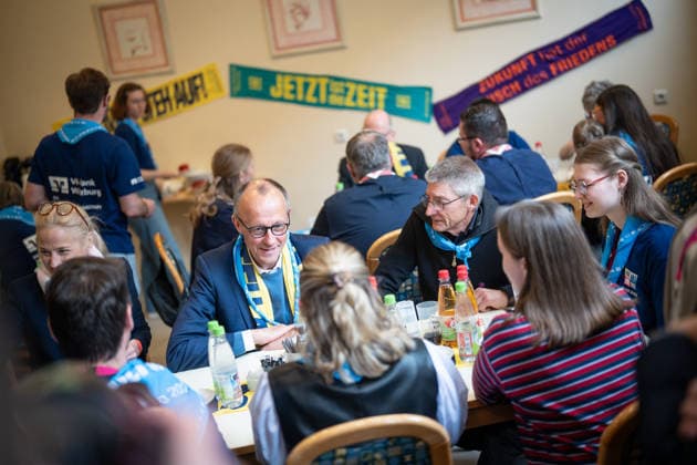 Katholikentag 2026 in Würzburg Bundeskanzler bei der Helfendenverpflegung;Bundeskanzler Friedrich Merz besucht den Katholikentag und nimmt an der Verpflegung der freiwilligen Helfer teil, Würzburg Bayern Deutschland Erinnerungsort ILBA