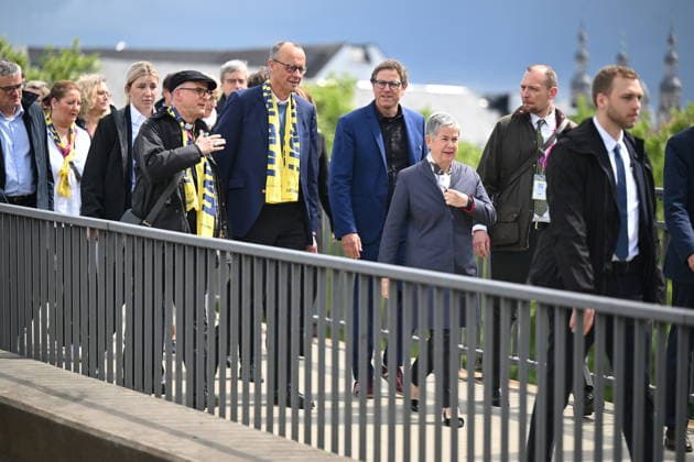 Bundeskanzler Friedrich Merz (CDU, M.l.) mit Irme Stetter-Karp, Praesidentin des Zentralkomitees der deutschen Katholiken (ZdK, 3.v.r.) auf einem Rundgang beim Katholikentag in Wuerzburg (Foto vom 15.05.2026). Bis Sonntag werden beim 104. Deutschen Katholikentag unter dem biblischen Leitwort Hab Mut, steh auf! mehrere zehntausend Teilnehmende zu insgesamt 900 Veranstaltungen erwartet. Das Treffen soll angesichts von Krieg, Klimawandel, sozialer Spaltung sowie Vertrauenskrisen in Politik und Kirche dazu ermutigen, nach Wegen fuer die Zukunft zu suchen. (Siehe epd-Meldung vom 15.05.2026) EDITORIAL USE ONLY