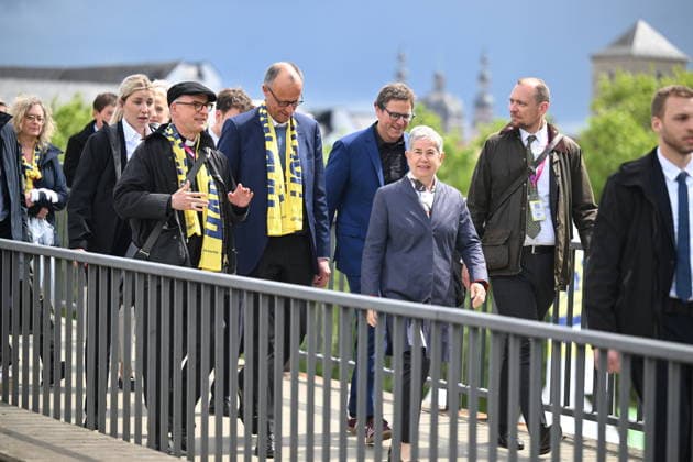 Bundeskanzler Friedrich Merz (CDU, M.l.) mit Irme Stetter-Karp, Praesidentin des Zentralkomitees der deutschen Katholiken (ZdK, 3.v.r.) auf einem Rundgang beim Katholikentag in Wuerzburg (Foto vom 15.05.2026). Bis Sonntag werden beim 104. Deutschen Katholikentag unter dem biblischen Leitwort Hab Mut, steh auf! mehrere zehntausend Teilnehmende zu insgesamt 900 Veranstaltungen erwartet. Das Treffen soll angesichts von Krieg, Klimawandel, sozialer Spaltung sowie Vertrauenskrisen in Politik und Kirche dazu ermutigen, nach Wegen fuer die Zukunft zu suchen. (Siehe epd-Meldung vom 15.05.2026) EDITORIAL USE ONLY