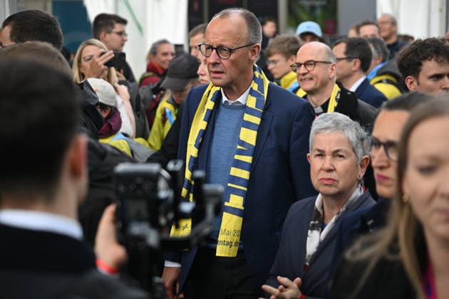 Bundeskanzler Friedrich Merz (CDU, M.) auf einem Rundgang beim Katholikentag in Wuerzburg, rechts neben ihm Irme Stetter-Karp, Praesidentin des Zentralkomitees der deutschen Katholiken, Goeppingen (Foto vom 15.05.2026). Bis Sonntag werden beim 104. Deutschen Katholikentag unter dem biblischen Leitwort Hab Mut, steh auf! mehrere zehntausend Teilnehmende zu insgesamt 900 Veranstaltungen erwartet. Das Treffen soll angesichts von Krieg, Klimawandel, sozialer Spaltung sowie Vertrauenskrisen in Politik und Kirche dazu ermutigen, nach Wegen fuer die Zukunft zu suchen. (Siehe epd-Meldung vom 15.05.2026) EDITORIAL USE ONLY