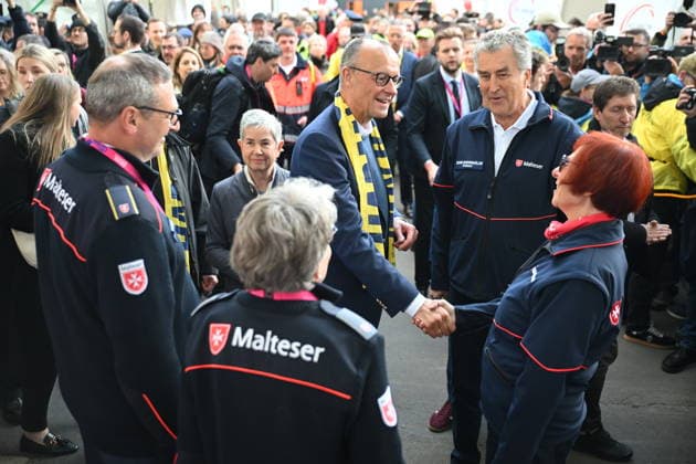 Bundeskanzler Friedrich Merz (CDU, M.l.) begruesst Mitarbeiter des Malteser - Hilfsdiensts auf seinem Rundgang beim Katholikentag in Wuerzburg, links neben ihm Irme Stetter-Karp, Praesidentin des Zentralkomitees der deutschen Katholiken (ZdK) (Foto vom 15.05.2026). Bis Sonntag werden beim 104. Deutschen Katholikentag unter dem biblischen Leitwort Hab Mut, steh auf! mehrere zehntausend Teilnehmende zu insgesamt 900 Veranstaltungen erwartet. Das Treffen soll angesichts von Krieg, Klimawandel, sozialer Spaltung sowie Vertrauenskrisen in Politik und Kirche dazu ermutigen, nach Wegen fuer die Zukunft zu suchen. (Siehe epd-Meldung vom 15.05.2026) EDITORIAL USE ONLY