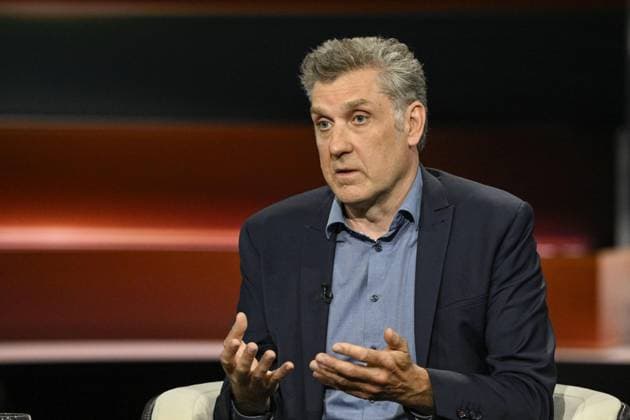 Dr. Oliver von Wrochem (Historiker) 05 26 her Dr. Oliver von Wrochem am 14. Mai 2026 in Markus Lanz , ZDF (Aufzeichnung vom 4. Mai 2026) TV Fernsehen Talkshow Talk Show Deutschland deutsch deutscher Mann Leiter KZ-Gedenkstätte Neuengamme Geschichtswissenschaftler german historian quer halb sitzend sprechend gestikulierend