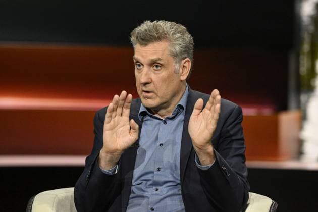 Dr. Oliver von Wrochem (Historiker) 05 26 her Dr. Oliver von Wrochem am 14. Mai 2026 in Markus Lanz , ZDF (Aufzeichnung vom 4. Mai 2026) TV Fernsehen Talkshow Talk Show Deutschland deutsch deutscher Mann Leiter KZ-Gedenkstätte Neuengamme Geschichtswissenschaftler german historian quer halb sitzend sprechend gestikulierend