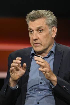 Dr. Oliver von Wrochem (Historiker) 05 26 her Dr. Oliver von Wrochem am 14. Mai 2026 in Markus Lanz , ZDF (Aufzeichnung vom 4. Mai 2026) TV Fernsehen Talkshow Talk Show Deutschland deutsch deutscher Mann Leiter KZ-Gedenkstätte Neuengamme Geschichtswissenschaftler german historian hoch halb sitzend sprechend gestikulierend