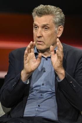 Dr. Oliver von Wrochem (Historiker) 05 26 her Dr. Oliver von Wrochem am 14. Mai 2026 in Markus Lanz , ZDF (Aufzeichnung vom 4. Mai 2026) TV Fernsehen Talkshow Talk Show Deutschland deutsch deutscher Mann Leiter KZ-Gedenkstätte Neuengamme Geschichtswissenschaftler german historian hoch halb sitzend sprechend gestikulierend