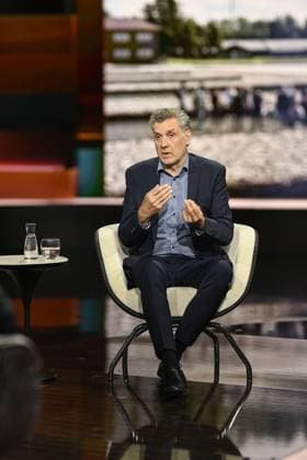 Dr. Oliver von Wrochem (Historiker) 05 26 her Dr. Oliver von Wrochem am 14. Mai 2026 in Markus Lanz , ZDF (Aufzeichnung vom 4. Mai 2026) TV Fernsehen Talkshow Talk Show Deutschland deutsch deutscher Mann Leiter KZ-Gedenkstätte Neuengamme Geschichtswissenschaftler german historian hoch ganz freistellbar sitzend sprechend gestikulierend