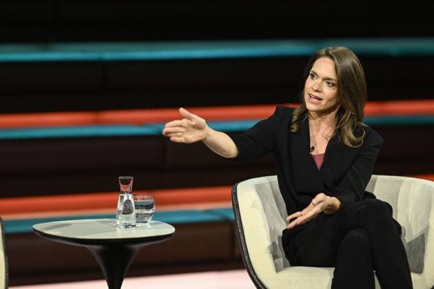 Ruth-Anne Damm (Sozialunternehmerin) 05 26 her Ruth-Anne Damm am 14. Mai 2026 in Markus Lanz , ZDF (Aufzeichnung vom 4. Mai 2026) TV Fernsehen Talkshow Talk Show Deutschland deutsch deutsche Frau Unternehmerin Zweitzeugen e.V. Geschäftsführerin NGO german female enterpriser social quer halb sitzend sprechend gestikulierend