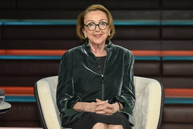 Eva Umlauf (Psychotherapeutin) 05 26 her Eva Umlauf am 14. Mai 2026 in Markus Lanz , ZDF (Aufzeichnung vom 4. Mai 2026) TV Fernsehen Talkshow Talk Show Deutschland deutsch Frau slowakisch-deutsche Kinderärztin Ärztin KZ-Überlebende german slovakian female physician doctor psychotherapist quer halb sitzend lächelnd